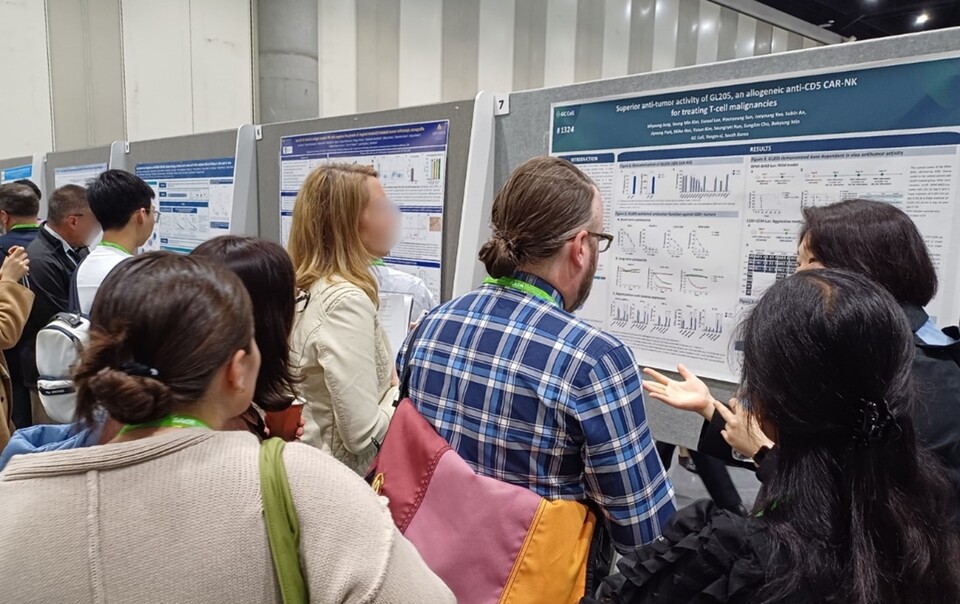AACR 2024 발표현장에서 조성림 Discovery팀 팀장이 포스터를 설명하고 있다. (출처 : 지씨셀)