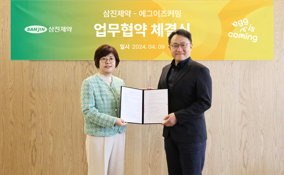 지난 9일 열린 삼진제약과 메이저 바카라사이트 주사위 간 업무협약식에서 성재랑 삼진제약 전무(왼쪽)와 이명한 메이저 바카라사이트 주사위 대표가 기념 촬영을 하고 있다. (출처 : 삼진제약)