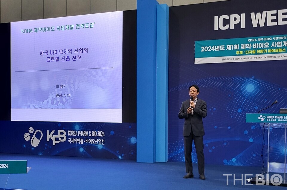이병건 지아이이노베이션 회장은 23일 경기도 일산 킨텍스에서 열린 2024 제1회 제약·바이오 사업개발 전략포럼에서 '한국 제약·바이오산업의 글로벌 진출 전략'이라는 주제 발표를 하고 있다. (사진 : 지용준 기자)