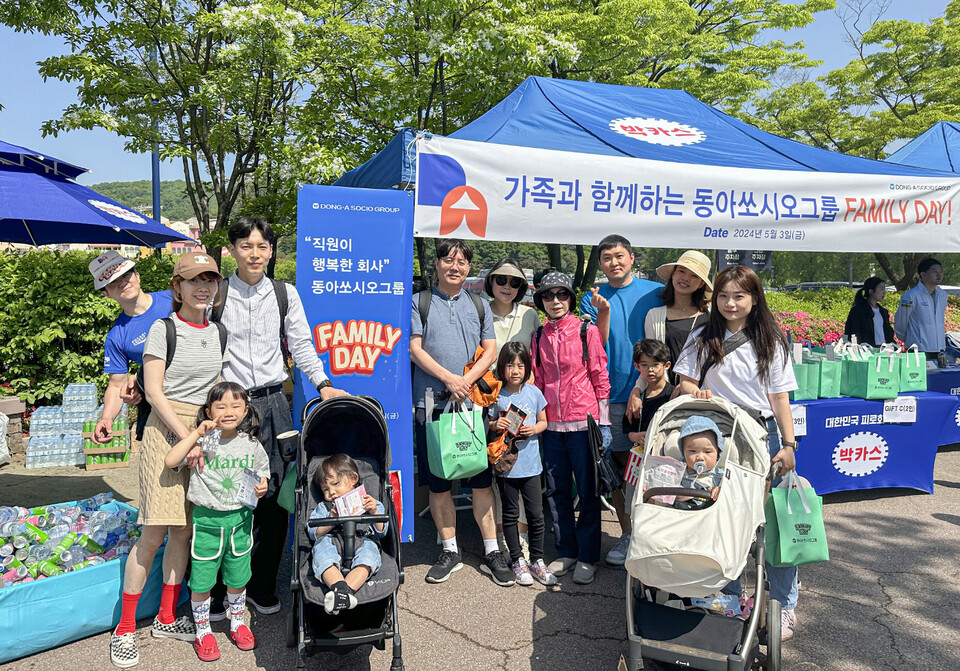 동아쏘시오홀딩스가 3일 가정의 달을 맞아 라이브스코어 바카라사이트 임직원과 가족을 용인 에버랜드에 초청했다. 라이브스코어 바카라사이트 직원과 가족들이 용인 에버랜드에 마련된 라이브스코어 바카라사이트 부스 앞에서 기념촬영을 하고 있다. (출처 : 동아쏘시오홀딩스)