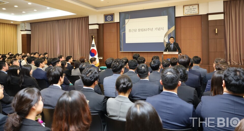 김영주 바카라사이트 벳페어 대표가 7일 서울 충정로 바카라사이트 벳페어 본사에서 열린 창립 83주년 기념식에서 이장한 회장의 기념사를 대독하고 있다. (출처 : 바카라사이트 벳페어)