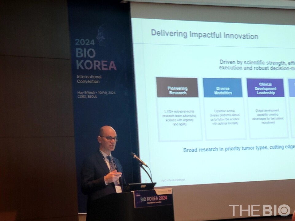 마크 라나사 바카라 사이트 최고의학책임자(CMO)가 9일 바이오코리아 2024에서 자사 항암 파이프라인에 대해 소개하고 있다. (사진 : 성재준 기자)