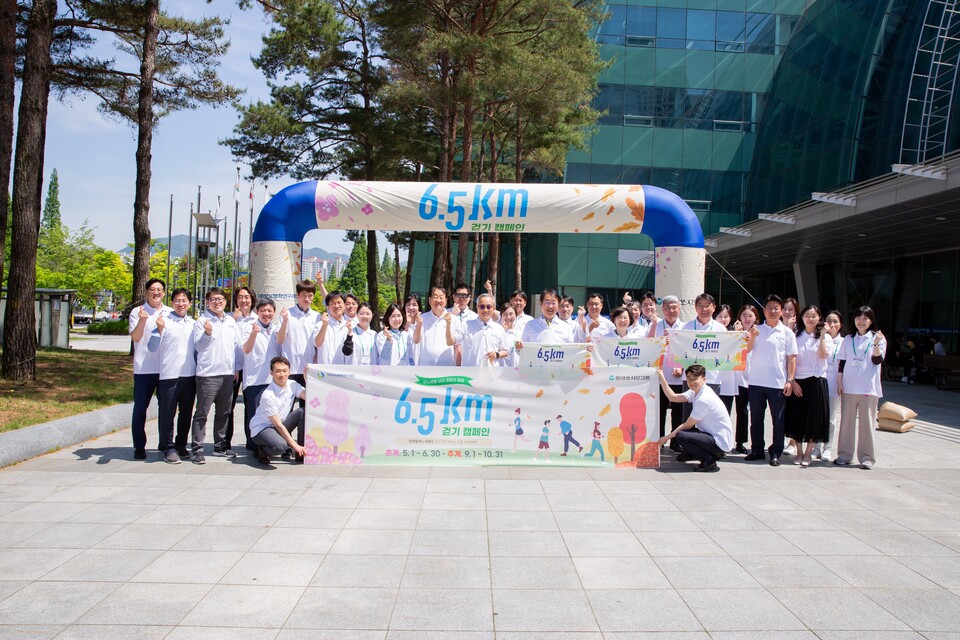 6.5km 걷기 캠페인 기념행사에서 김영설 동아에스티 부사장(두번째줄 왼쪽에서 10번째),  박태선 대한에볼루션 바카라 사이트학회 회장(두번째줄 왼쪽에서 11번째), 차봉수 대한에볼루션 바카라 사이트학회 및 에볼루션 바카라 사이트학연구재단 이사장(두번째줄 왼쪽에서 12번째) 등 캠페인 관계자들이 기념사진을 촬영하고 있다. (출처 : 동아쏘시오홀딩스)