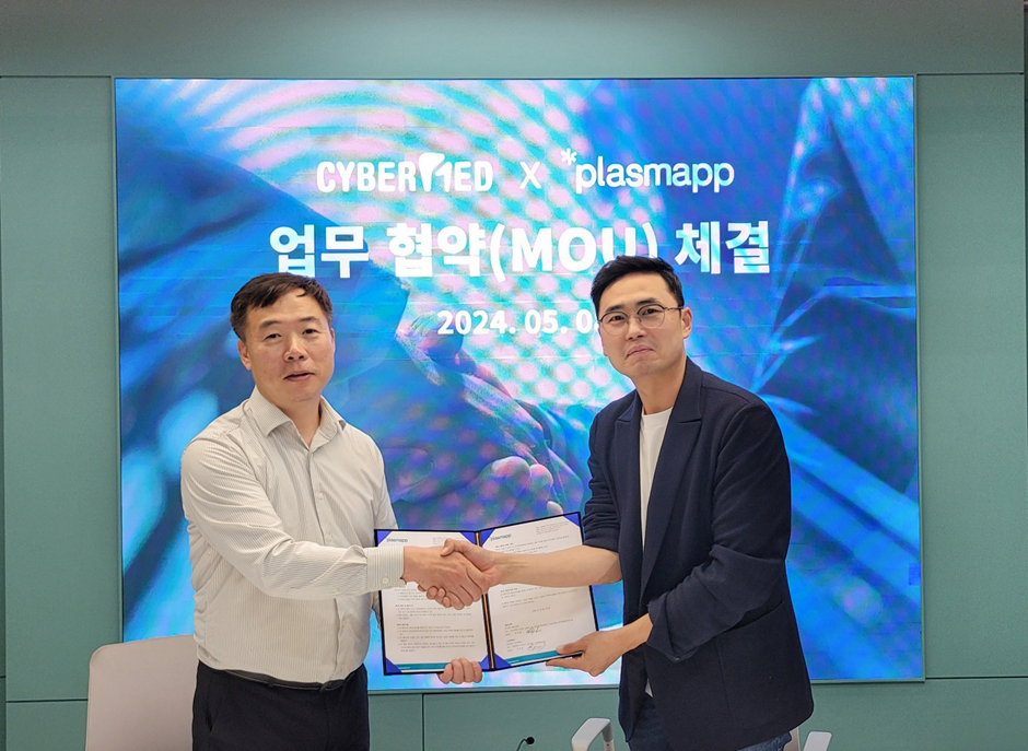 (사진 오른쪽부터) 임유봉 먹튀없는 바카라사이트 대표와 김철영 사이버메드 대표가 MOU를 체결한 뒤 기념 촬영을 하고 있다. (출처 : 먹튀없는 바카라사이트)