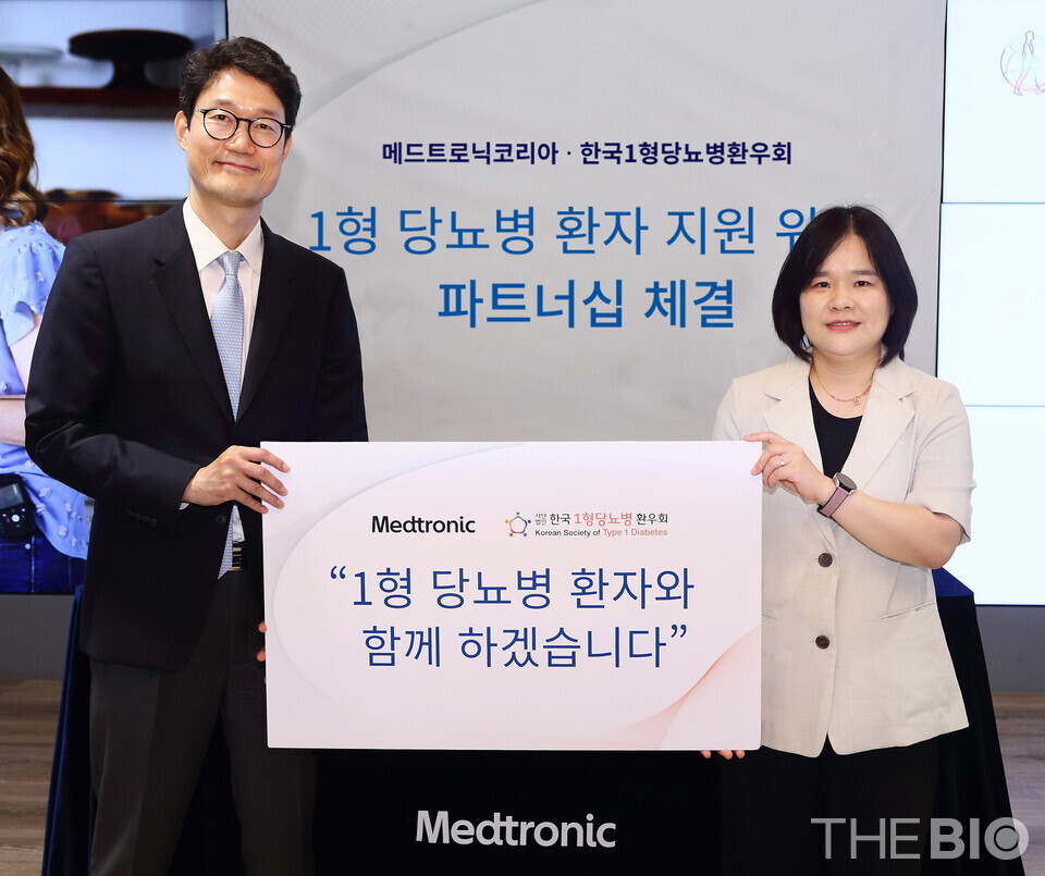 메드트로닉코리아와 바카라사이트 윈윈 협약식 사진. (사진 왼쪽부터) 유승록 메드트로닉코리아 대표, 김미영 바카라사이트 윈윈 대표 (출처 : 메드트로닉코리아)