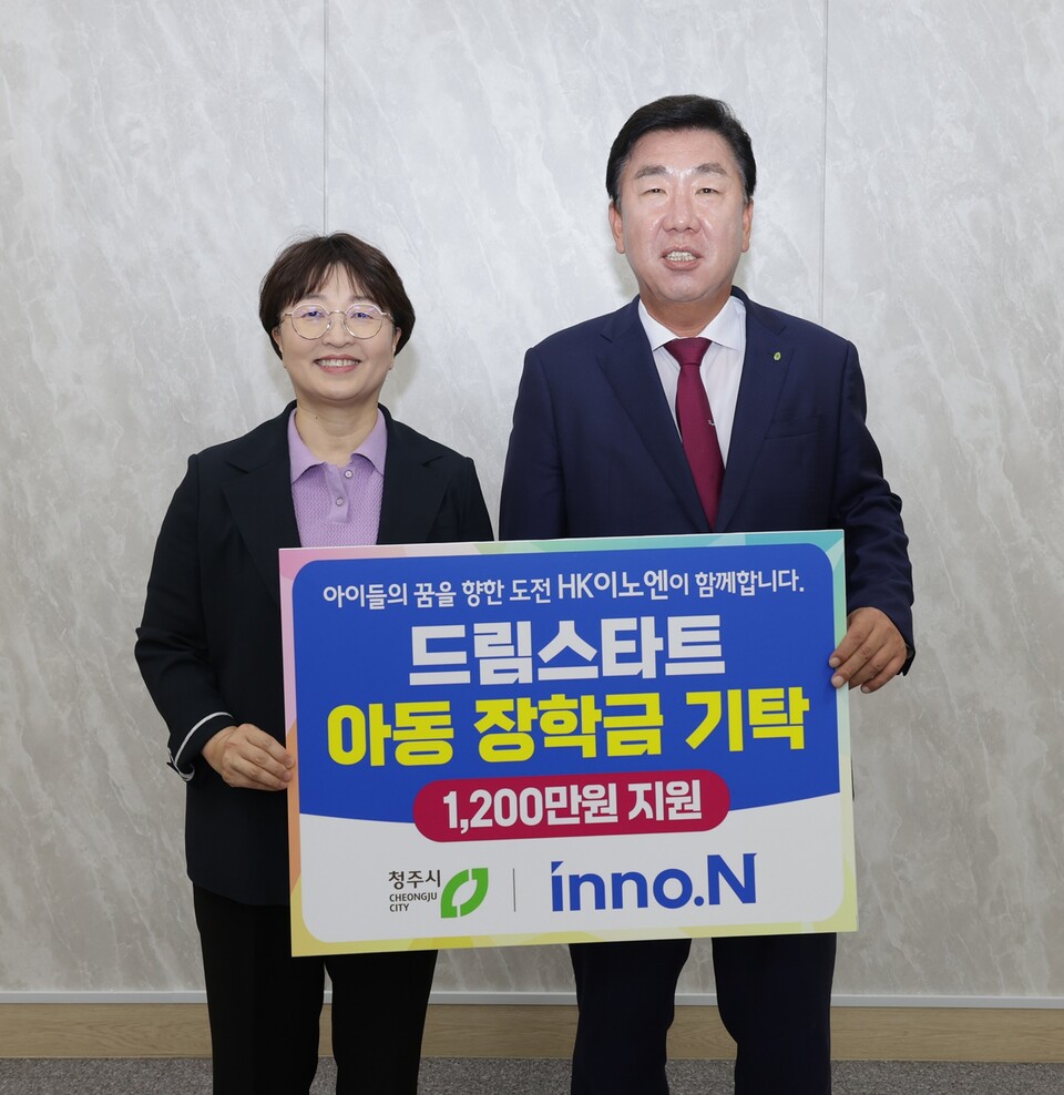 (사진 왼쪽부터) 장소영 바카라사이트 카지노버프이노엔 생산본부장과 이범석 청주시장이 기념 촬영을 하고 있다. (출처 : 바카라사이트 카지노버프이노엔)