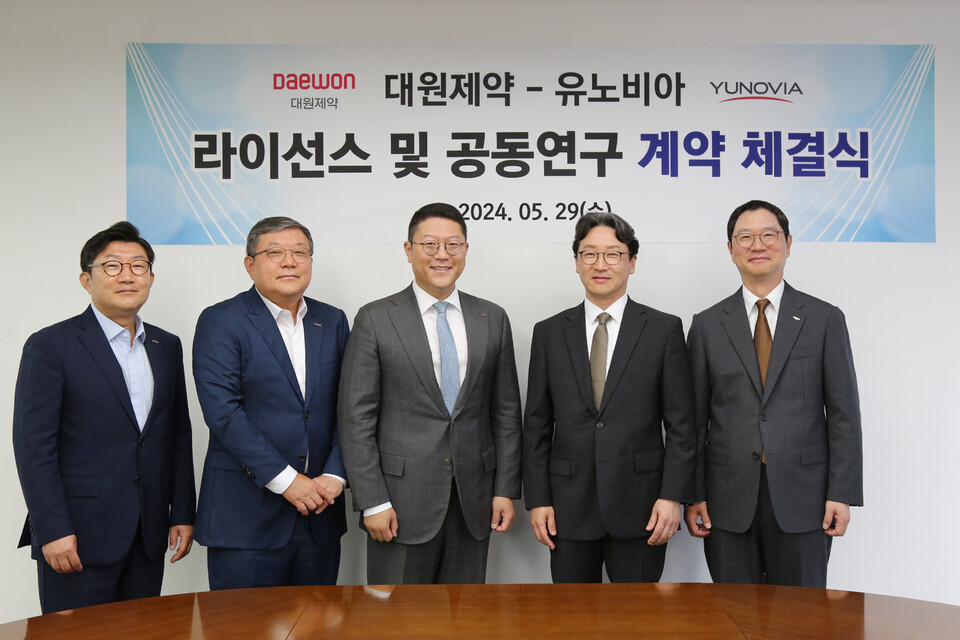 (사진 왼쪽부터) 29일 서울 성동구 대원바카라사이트 소닉 본사에서 열린 유노비아와 대원바카라사이트 소닉 간의 P-CAB 공동 개발 및 라이선스에 관한 계약 체결식에서 백승열 대원바카라사이트 소닉 부회장, 백승호 대원바카라사이트 소닉 회장, 백인환 대원바카라사이트 소닉 사장, 이재준 유노비아 사장, 윤웅섭 일동바카라사이트 소닉 부회장이 기념 촬영을 하고 있다. (출처 : 일동바카라사이트 소닉)