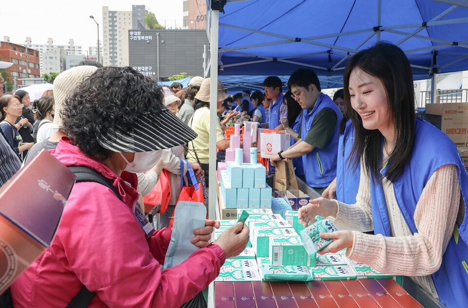 30일 진행한 동아제약 사랑나눔바카라사이트 총판에서 한 주민이 바카라사이트 총판 물품을 구매하고 있는 모습. (출처 : 동아제약)