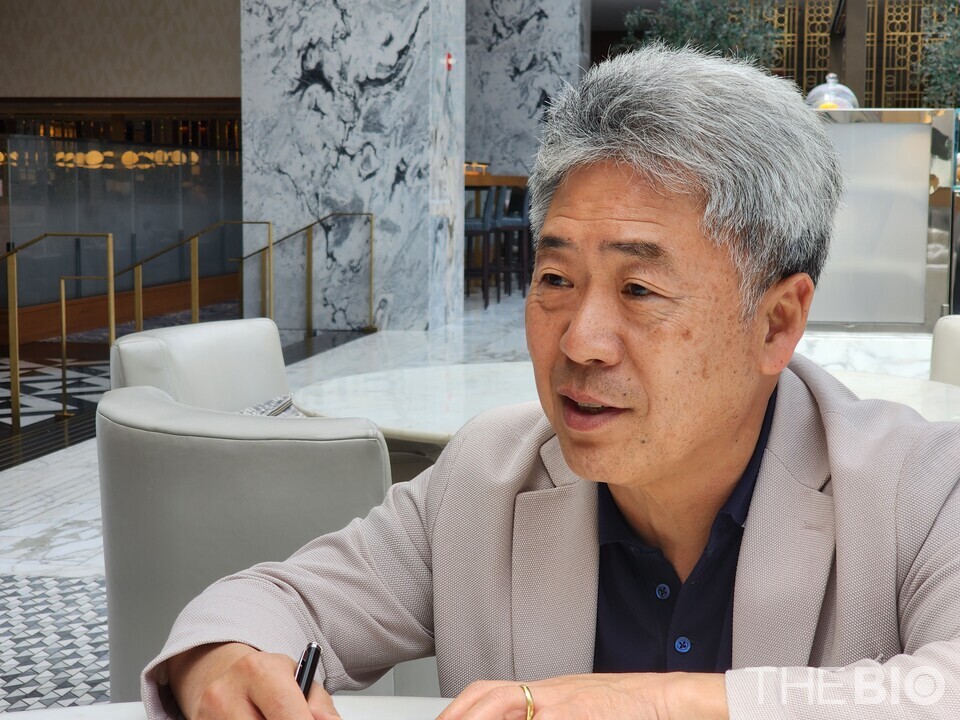 정세호 엘레바 대표이사가 5월 31일(현지시간) 미국 시카고에서 열리는 ASCO 2024에서 더바이오와 인터뷰를 하고 있다.(더바이오 자료)