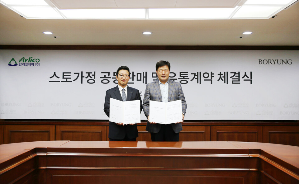 (사진 왼쪽부터) 장두현 보령 대표와 이항구 알리코제약 부회장이 '스토가' 공동 판매 및 유통 계약을 체결한 뒤 기념 촬영을 하고 있다. (출처 : 알리코제약)