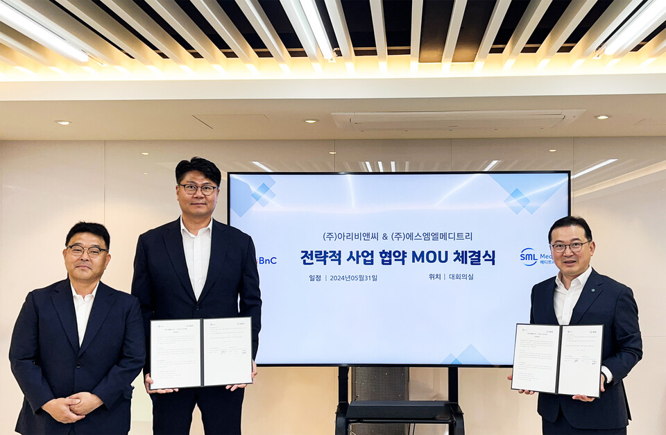 이동수(사진 오른쪽에서 첫 번째) 바카라사이트 윈윈메디트리 대표와 아리비앤씨 천윤석(사진 오른쪽에서 두 번째) 대표, 김종규 대표가 업무협약을 체결한 뒤 기념촬영을 하고 있다. (출처 : 바카라사이트 윈윈메디트리)