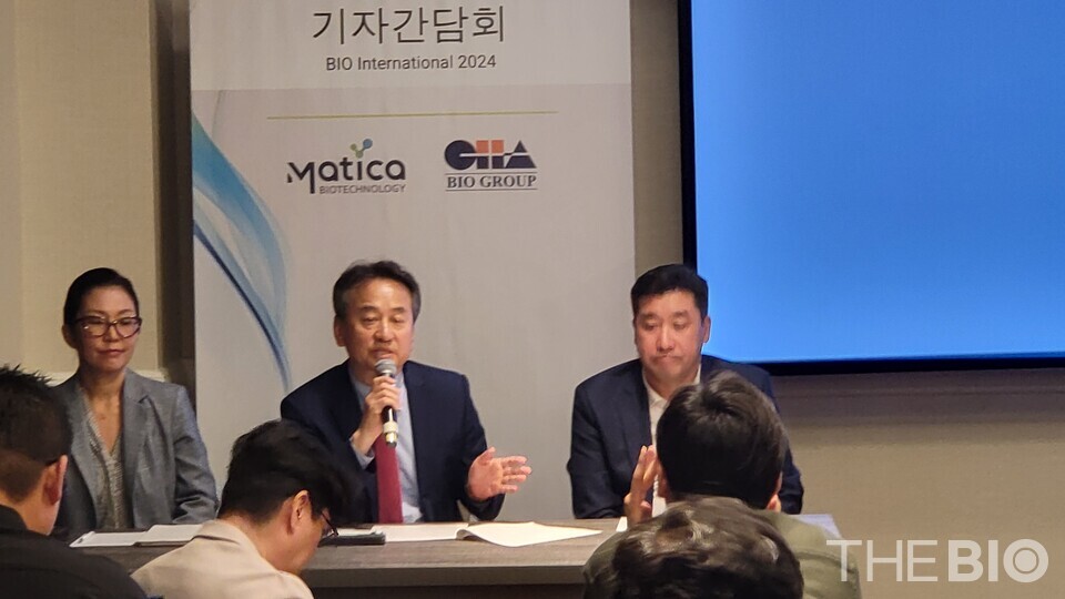 오상훈(사진 가운데) 차사설 바카라텍 대표가 4일(현지시간) 미국 샌디에이고에서 열리고 있는 세계 최대 규모 제약사설 바카라 박람회인 ‘사설 바카라 인터내셔널 컨벤션(사설 바카라 USA)’에서 개최한 기자간담회에서 발언하고 있다. (사진 왼쪽부터) 양은영 차사설 바카라그룹 사업총괄 부사장, 오상훈 차사설 바카라텍 대표, 폴 김 마티카사설 바카라 대표 (사진: 지용준 기자)