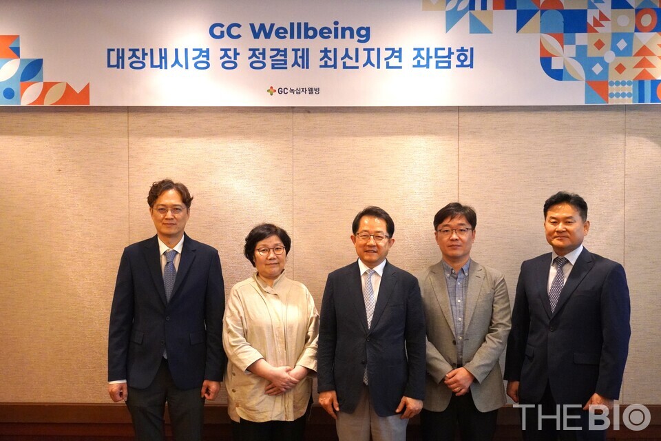 (사진 왼쪽부터) 박재준 신촌세브란스병원 교수, 박선자 고신대복음병원 교수, 홍광일 하이큐홍내과 원장, 윤중원 삼성탑내과 원장, 김재왕 녹십자웰빙 본부장 (출처 : GC 녹십자웰빙)