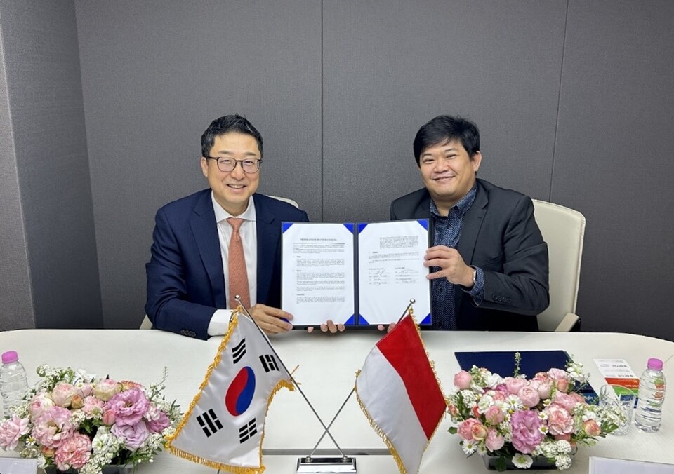 (사진 왼쪽부터) 제임스 박 인기있는바카라사이트 대표와 지미 수산토 비파마 이사가 업무협약을 체결한 뒤 기념촬영을 하고 있다. (출처 : 인기있는바카라사이트)