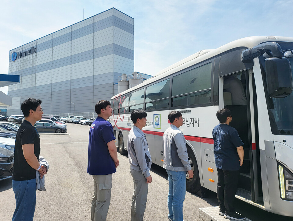  21일 휴온스그룹 제천공장 임직원들이 에볼루션 바카라 사이트 캠페인에 동참하고 있다. (출처 : 휴온스그룹)