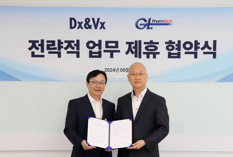 (사진 왼쪽부터) 진성필 지엘팜텍 대표와 이용구 Dx&Vx 대표가 업무협약식에서 기념촬영을 하고 있다. (출처 : DXVX)