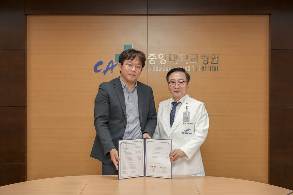 (사진 왼쪽부터) 뷰노-중앙대바카라 카드카운팅 MOU 협약식에 참석한 이예하 뷰노 대표와 권정택 중앙대바카라 카드카운팅장 (출처 : 뷰노)