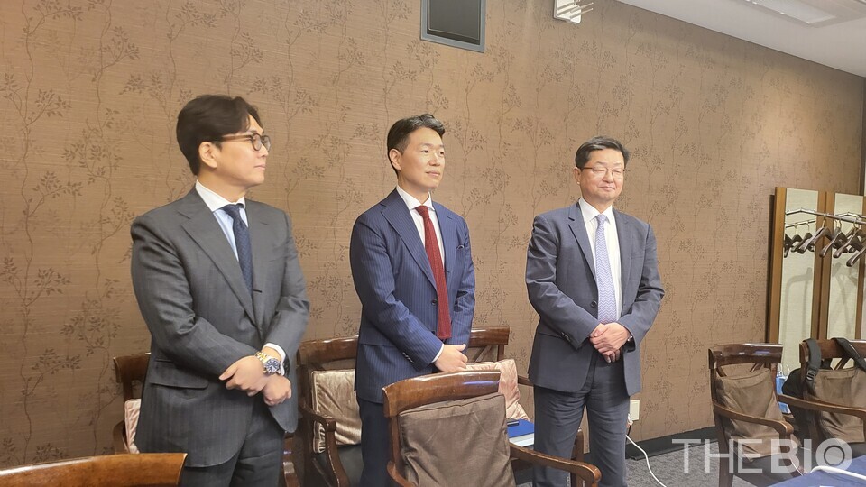 임종훈 한미사이언스 인터넷 바카라(가운데)가 소액주주들과의 면담이 끝난 뒤 기자들과 만나 질의응답을 진행했다. (사진 :지용준 기자)