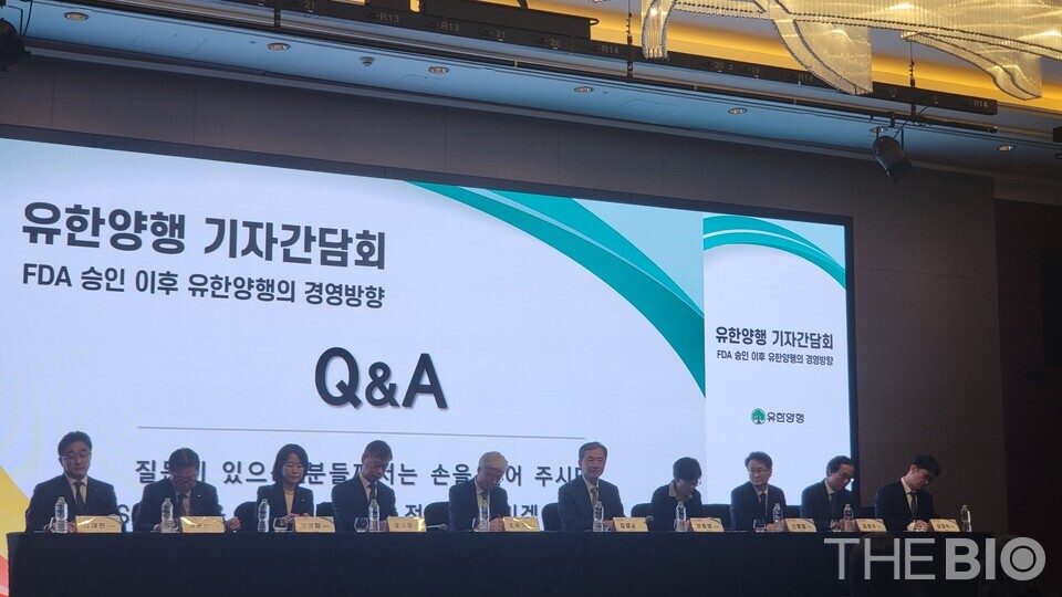메이저 바카라이 '레이저티닙의 FDA 승인 이후 경영방향'을 주제로 열린 기자간담회에서 질의응답을 진행하고 있다. (사진 : 지용준 기자)