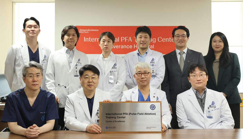 정보영 교수(사진 앞 왼쪽에서 두번째) 등 세브란스인터넷 바카라 사이트 의료진과 외부 관계자가 사진 촬영을 하고 있다. (출처 : 세브란스인터넷 바카라 사이트)