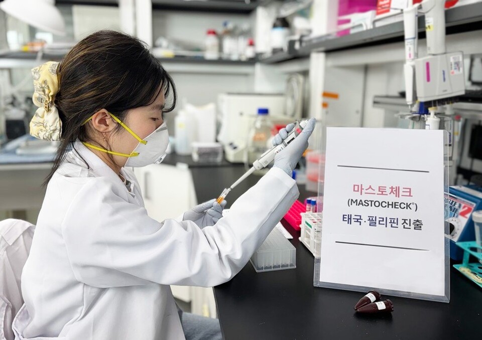 ‘마스토체크’ 검사를 위해 바카라사이트 소닉 의료기관에서 보내온 검체를 분석하는 모습 (출처 : 베르티스)