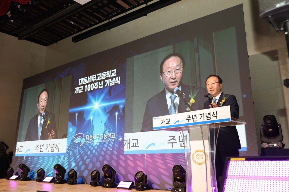 지난 18일 라이트닝 바카라 사이트등학교 개교 100주년 라이트닝 바카라 사이트에서 김동익 종근당고촌학원 이사장이 축사를 발표하고 있다. (출처 : 종근당고촌학원)