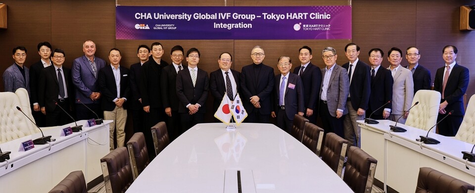 Representatives from 바카라사이트 유니벳 Medical 바카라사이트 유니벳s in Australia, Singapore, and Japan, including 바카라사이트 유니벳 Kwang-ryeol (ninth from the right), Director of the Global Comprehensive Research Institute of 바카라사이트 유니벳 Medical 바카라사이트 유니벳 and Bio Group, 바카라사이트 유니벳 Won-tae (seventh from the right), President of 바카라사이트 유니벳 University of Medical Sciences, Oka Chikahiro (tenth from the left), Director of HART Clinic, and Oka Kazuhiko (ninth from the left), Vice Director of HART Clinic, are pictured taking a commemorative photo together. (Source: 바카라사이트 유니벳 Medical 바카라사이트 유니벳)