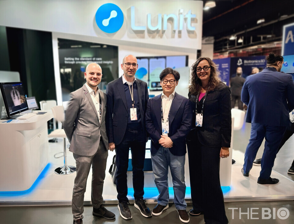 Representatives from 온라인 바카라사이트 and Starvision Service GmbH pose for a photo at the European Congress of 온라인 바카라사이트 (ECR 2025) in February. (from left) Dominik Guenzel, Regional Manager German-speaking and Northern Europe at 온라인 바카라사이트, Uwe Pfeifer, CEO of Starvision, Brandon Seo, CEO of 온라인 바카라사이트, and Teri Thomas, Chief Business Officer at 온라인 바카라사이트 (Source: 온라인 바카라사이트)