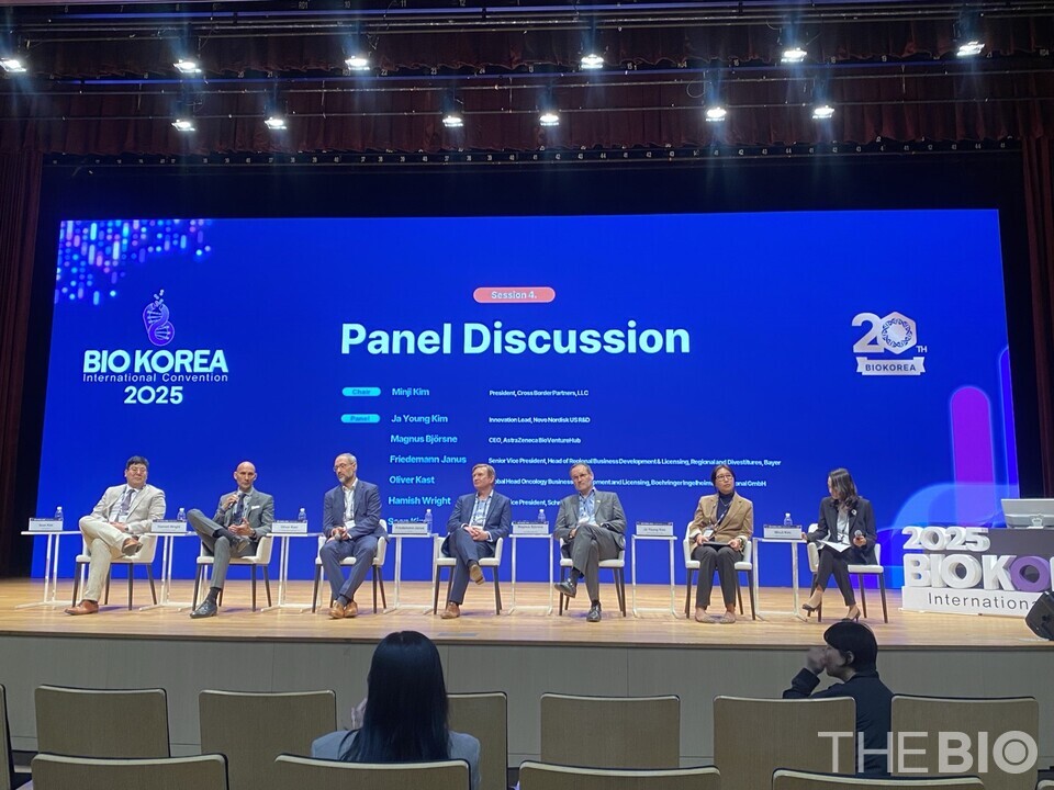 글로벌 제약사 관계자들이 바카라 사이트 먹튀코리아 2025에서 열린 콘퍼런스에서 패널 토론을 진행하고 있다. (사진 : 유수인 기자)