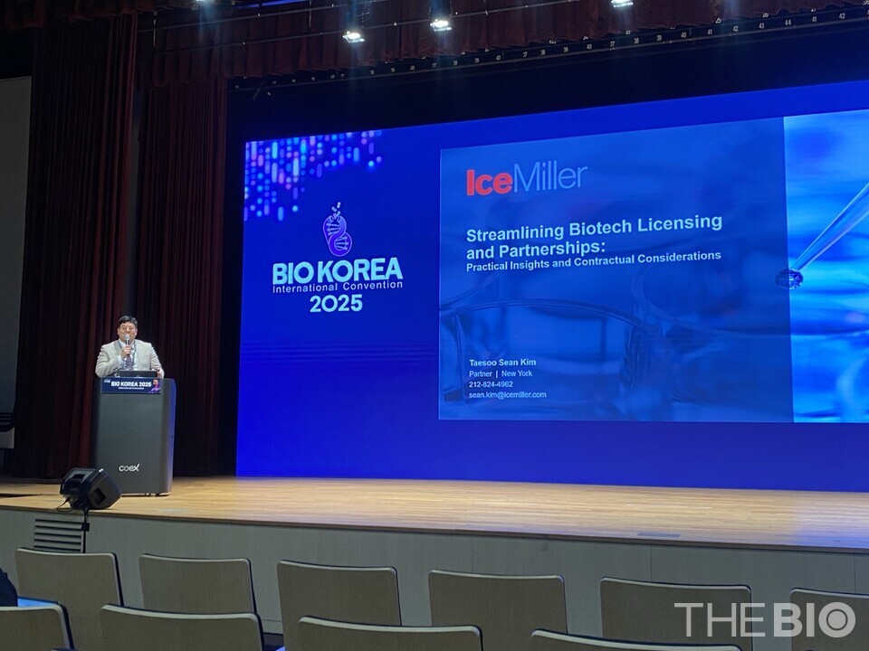 Attorney TaeSoo Sean Kim of Ice Miller LLP speaks at the BIO KOREA 2025 conference at COEX, Samseong-dong, Seoul, on May 7, discussing 바카라사이트 윈윈 technology transfer trends and practical strategies under the theme “Keys to Innovation: 바카라사이트 윈윈 Open Innovation Strategy.” (Photo: Reporter Yu Suin)