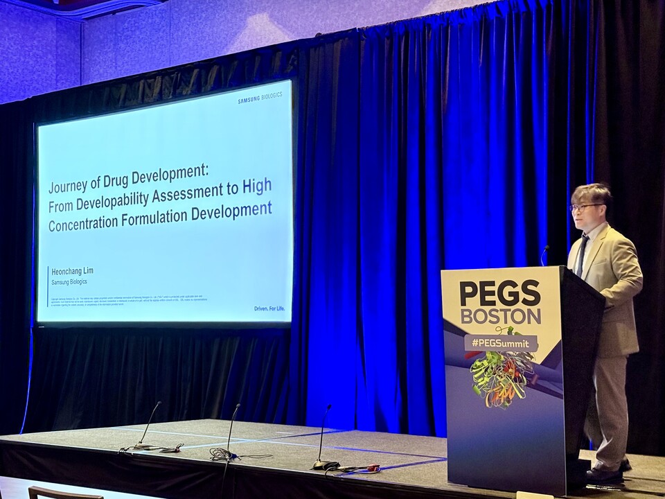 Lim Heon-chang, Director of Formulation Development Group at 라이브 바카라 Biologics’ CDO Development Center, presents the company’s core CDO services at the ‘PEGS Boston’ conference in Boston, USA, on May 12 (local time). (Source: 라이브 바카라 Biologics)