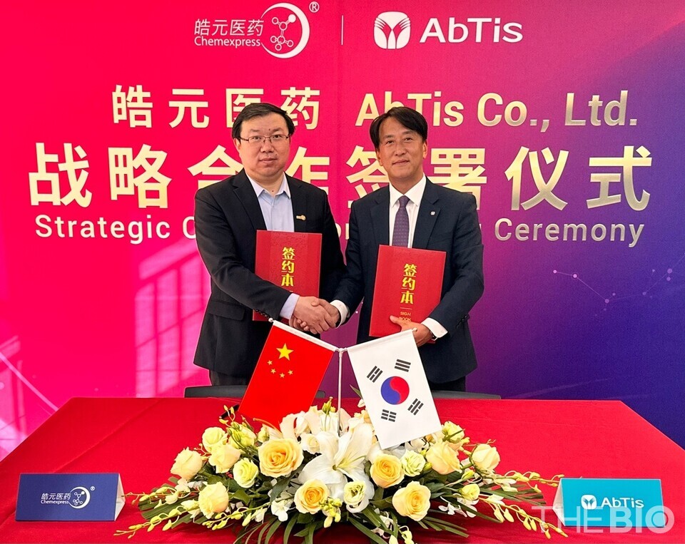(From the left) Zheng Baofu, Chairman of 바카라사이트 신고, and Han Tae-dong, CEO of 바카라사이트 신고 (Source: 바카라사이트 신고).