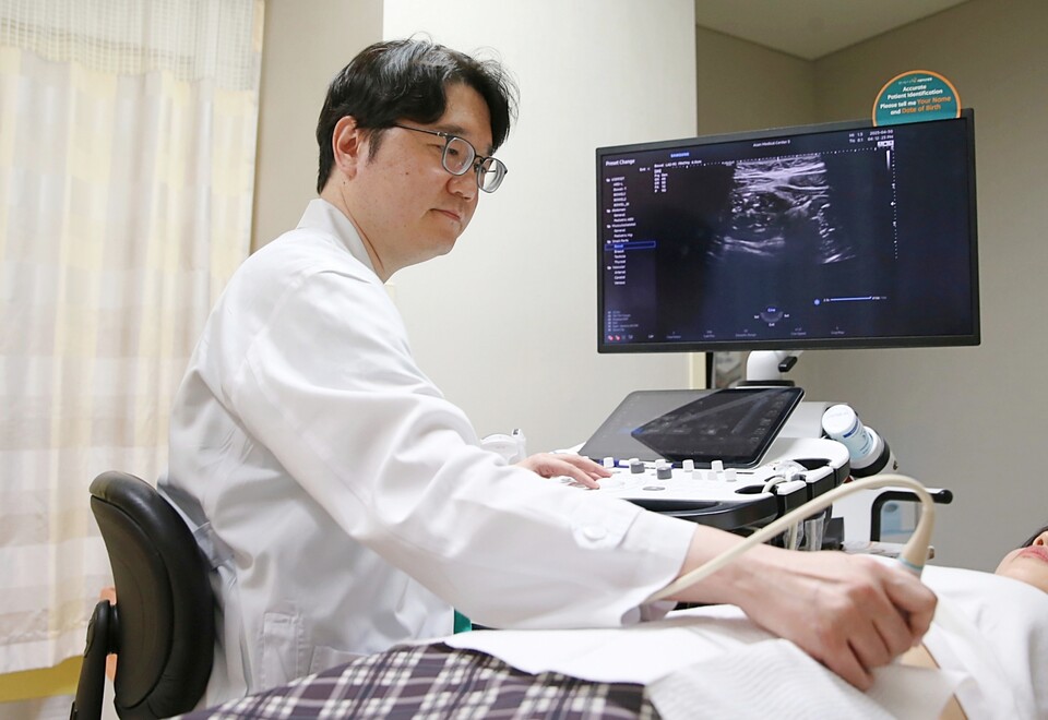 서울아산바카라사이트 통장 염증성장질환센터 황성욱 교수(소화기내과)가 염증성장질환 환자에게 장바카라사이트 통장 검사를 시행하고 있다. (출처 : 서울아산바카라사이트 통장)