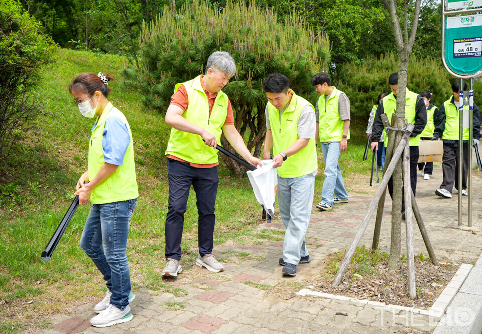 지난 23일 바카라사이트 신고 오송 3공장 인근에서 진행된 환경 캠페인인 '쓰담쓰담 플로깅 DAY'에 참여한 임직원들이 생활쓰레기를 수거하고 있다. (출처 : 메디톡스)