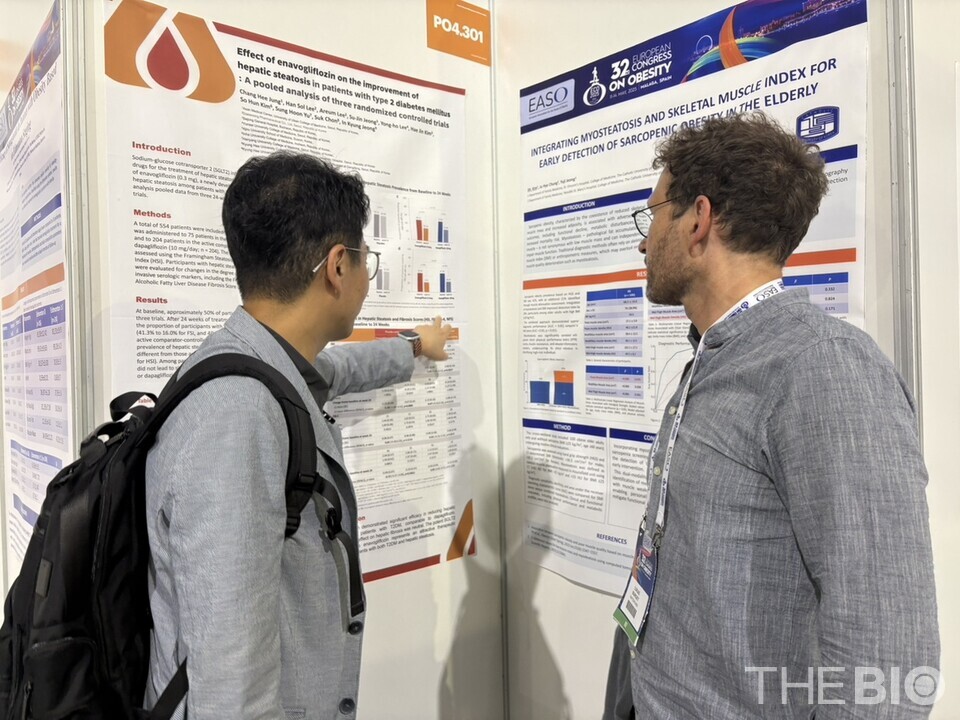 정창희(사진 왼쪽) 서울아산병원 내분비내과 교수가 ‘2025 유럽비만학회(European Congress on Obesity, ECO)’에서 참관객에게 연구 결과를 설명하고 있다. (출처 : 대웅바카라사이트 승리바카라 소울카지노)