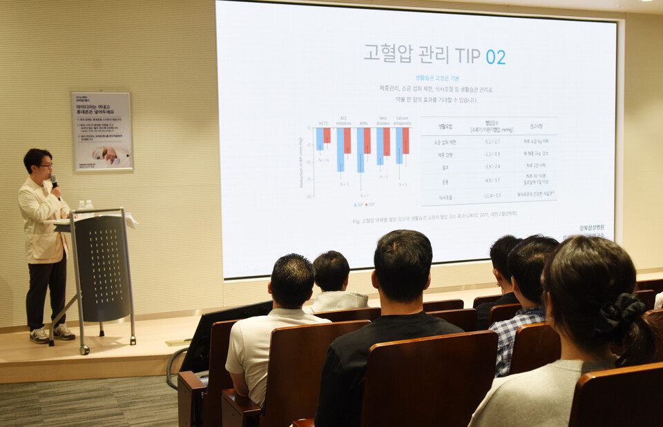 우리카지노 바카라사이트 부속의원의 홍혁기 전문의가 특강을 우리카지노 바카라사이트하고 있다. (출처 : 우리카지노 바카라사이트)