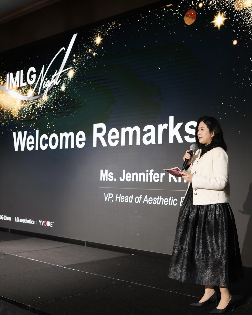 노지혜 라이브바카라화학 에스테틱사업부장이 '이브아르' 출시 15주년 기념 'IMLG'에서 소개하고 있다. (출처 : LG화학)