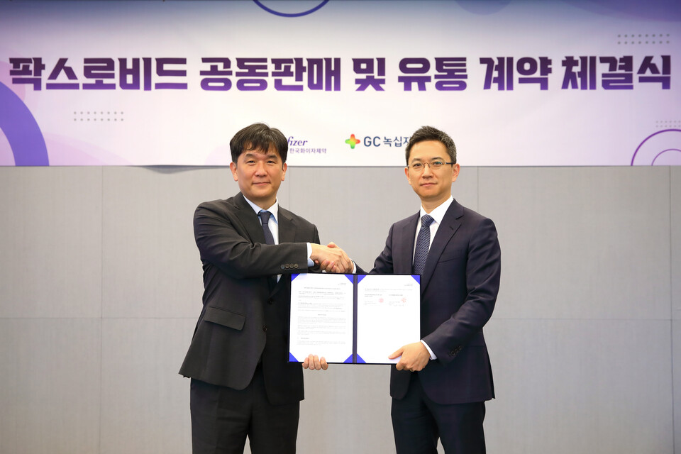 (사진 왼쪽부터) 오동욱 한국화이자메이저 바카라사이트 유니88벳 대표와 허은철 GC녹십자 대표가 계약을 체결한 뒤 기념 촬영을 하고 있다. (출처 : GC녹십자)