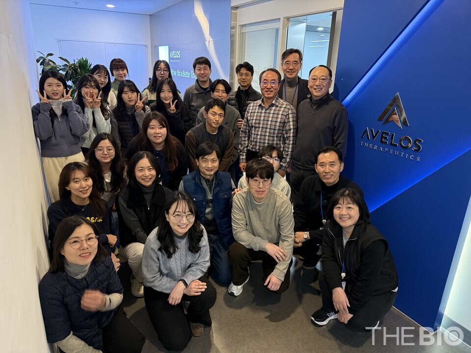 바카라 사이트 추천디시 Therapeutics executives and employees (third row from the front, far right: Co-CEO Park Young-whan, to his left: Co-CEO 바카라 사이트 추천디시 Soon-gyu/THE BIO DB).