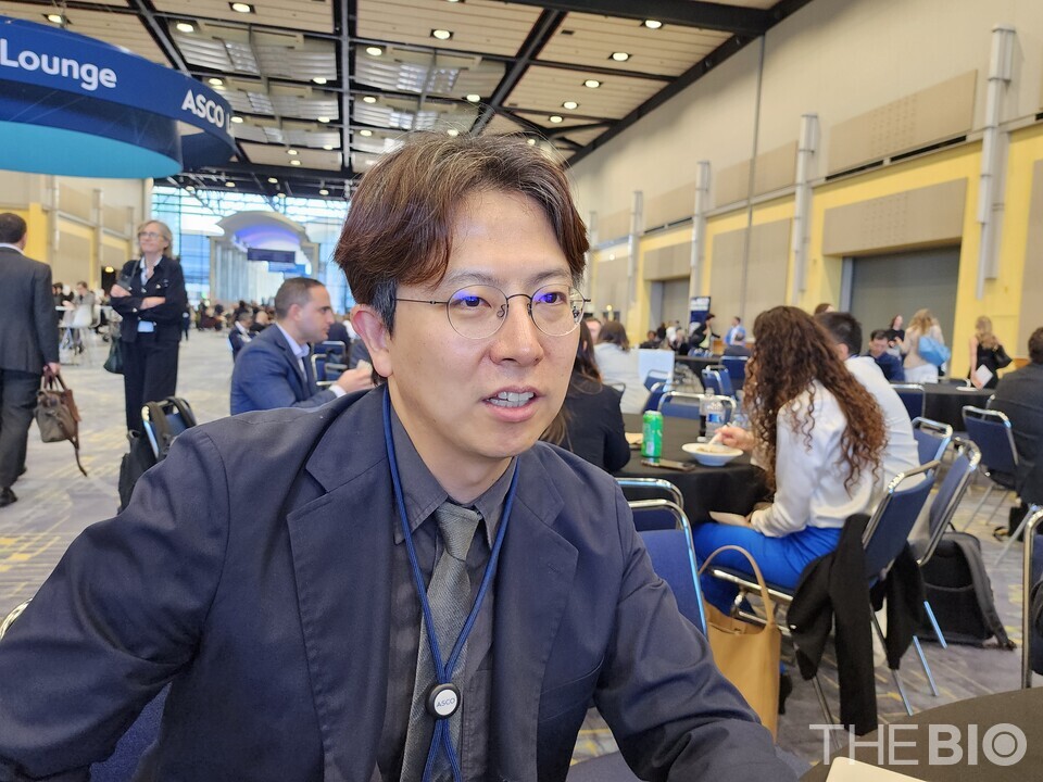 안창호 해외 바카라 사이트 의료부문 본부장(Medical Aff해외 바카라 사이트rs VP)이 미국 시카고에서 열린 ASCO 2025에서 와 인터뷰를 하고 있다.(더바이오 자료)