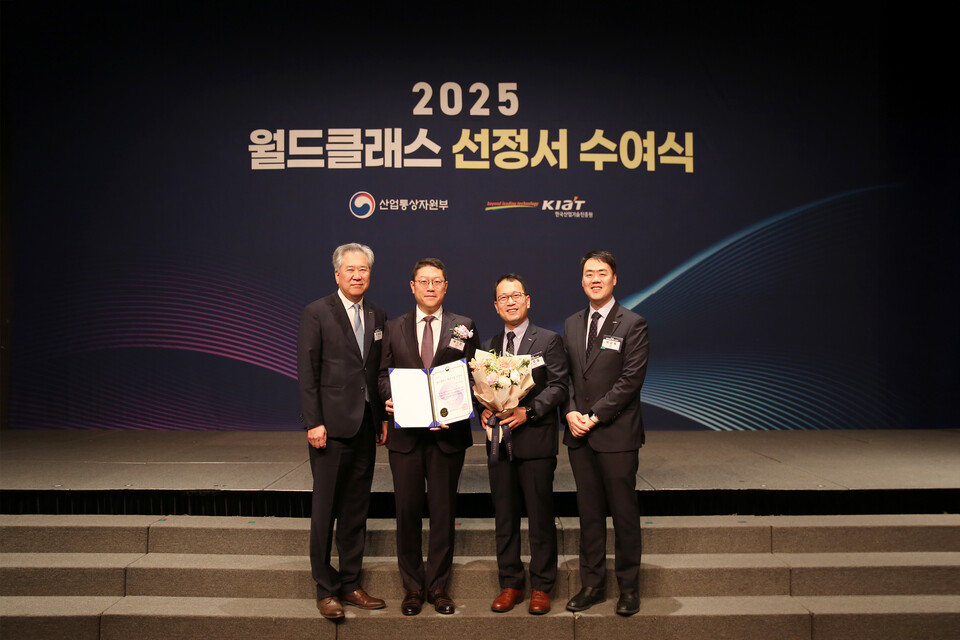 (사진 왼쪽부터) 이경준 대원메이저 바카라사이트 홈런 중앙연구소장(전무), 백인환 대원메이저 바카라사이트 홈런 사장, 김주일 대원메이저 바카라사이트 홈런 R&D부문장(부사장), 박상욱 대원메이저 바카라사이트 홈런 연구기획팀장 (출처 : 대원메이저 바카라사이트 홈런)