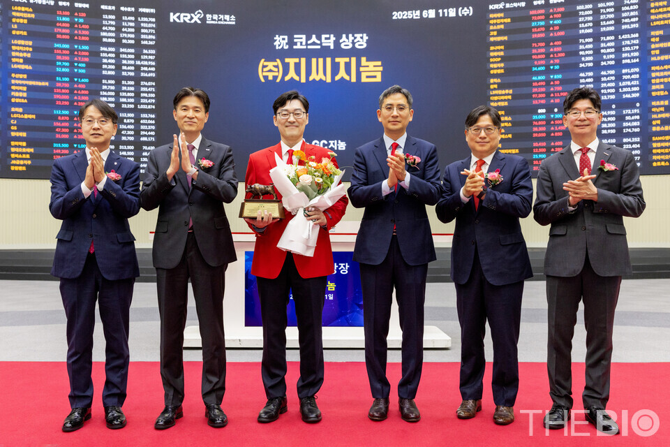 김대영 한국IR협의회 부회장, 민경욱 한국거래소 피망 바카라시장 본부장, 기창석 GC지놈 대표이사, 허용준 녹십자홀딩스 대표이사, 이충훈 삼성증권 부사장, 김준만 피망 바카라협회 전무(왼쪽부터, 출처 : GC지놈)