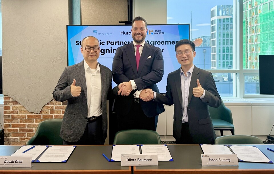 (From the left) HurayPositive CEO Choi Doo-ah, 메이저 바카라사이트 캡틴 메이저 바카라사이트 캡틴 CEO Oliver R. Baumann, and oncoMASTER CEO Jang Woo-young pose for a commemorative photo following the signing of a business agreement to co-develop innovative technologies and business models in digital health and precision medicine, with a focus on the Asian market. (Source: HurayPositive)