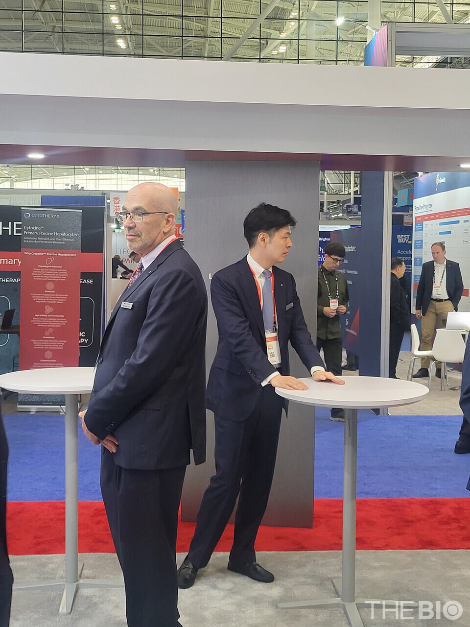 Shin Yoo-yeol (right in photo), Vice President of Lotte Holdings (Photo: Reporter Ji Yong Jun)