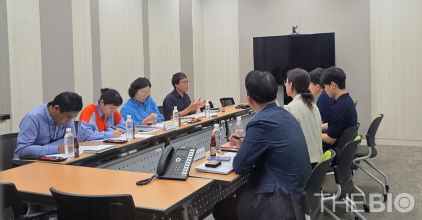 안전한 바카라 사이트 의약생산센터 관계자들이 '국가신약개발사업 2025년 CDMO 사전상담 프로그램(1차)'에서 컨설팅을 진행하고 있는 모습 (출처 : 케이메디허브)