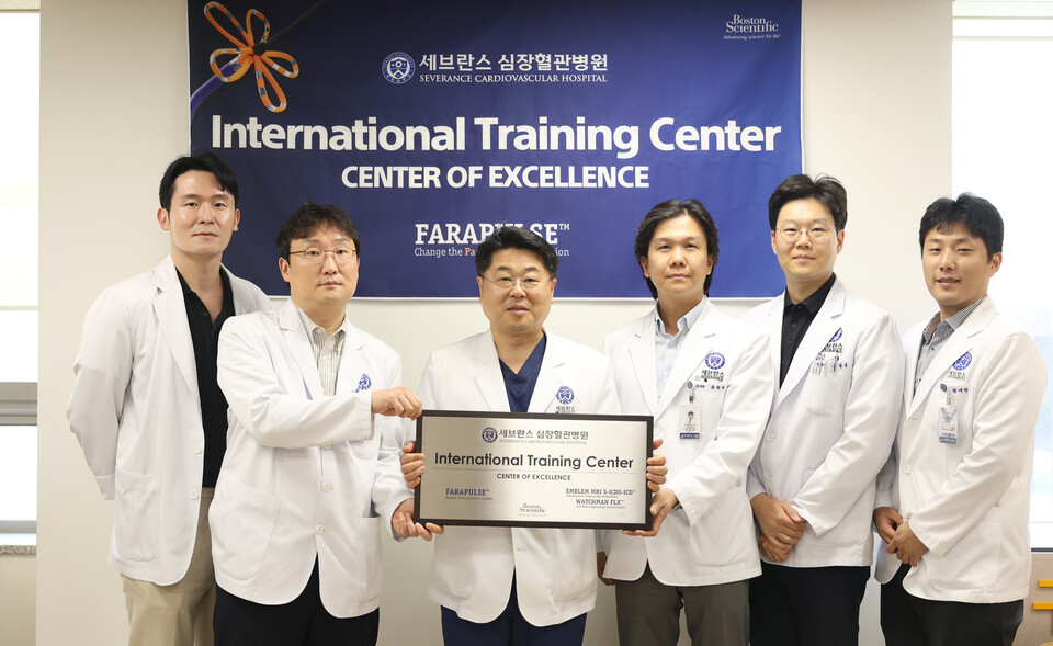 정보영 교수(왼쪽에서 세번째)와 심장내과 의료진이 교육센터 지정 기념 사진을 촬영하고 있다. (출처 : 세브란스바카라사이트 소개)