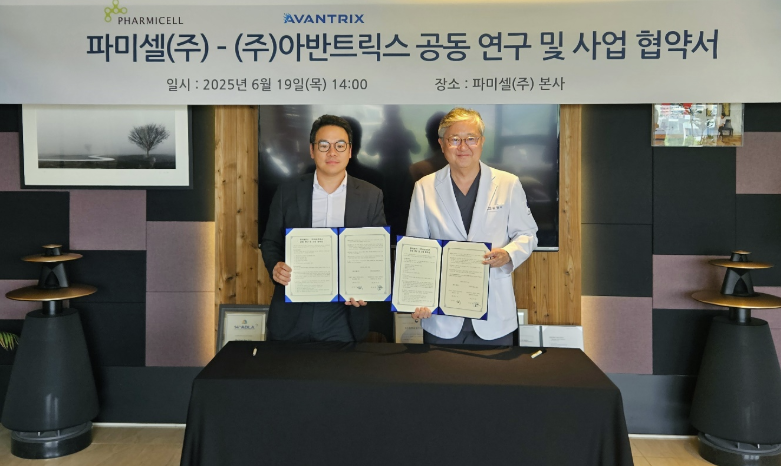 (사진 왼쪽부터) 박도영 아반트릭스 대표와 김현수 파미셀 대표가 첨단바카라 토토 사이트 임상 바카라 토토 사이트 업무협약식에서 기념 촬영을 하고 있다. (출처 : 파미셀)