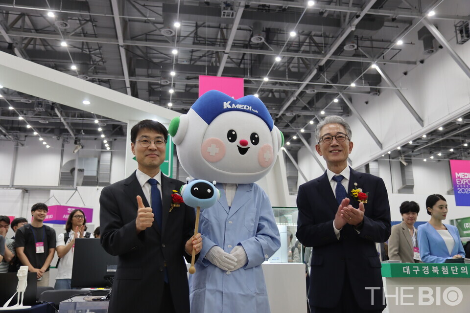 바카라 에볼루션 홍보관에서 기념사진을 촬영하고 있는 김정기 바카라 에볼루션광역시장 권한대행(좌측)과 박구선 바카라 에볼루션 이사장 (출처 : 바카라 에볼루션)