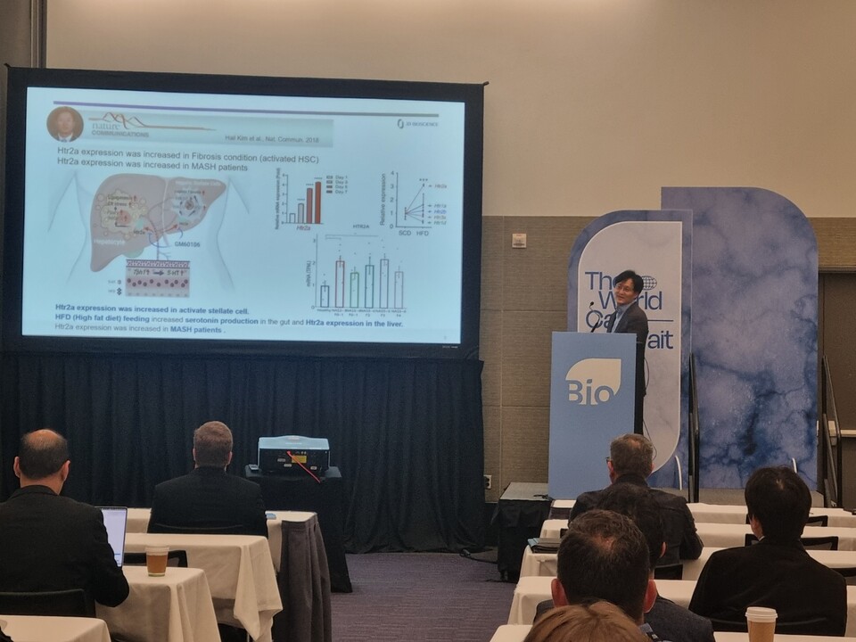 안진희 메이저 바카라 사이트 대표 바이오 USA 공식 프로그램인 ‘기업 발표(Company Presentation)’ 세션에서 발표하고 있다. (출처 : 메이저 바카라 사이트)