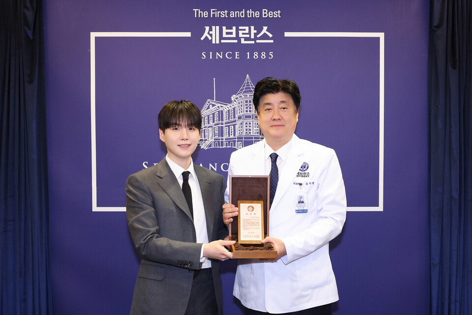 (사진 오른쪽부터) 금기창 연세의료원장과 방탄소년단 멤버 메이저 바카라사이트 장난감가 기념 촬영을 하고 있다. (출처 : 세브란스병원)
